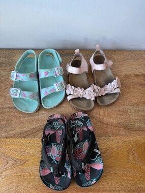 Girls size 9-10 Sandals, Beach shoes, water shoes, flip flops Reef, shoe lot,